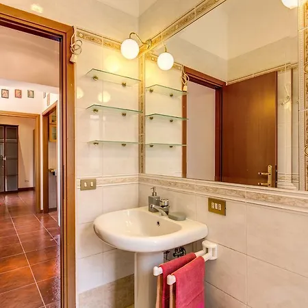 Laura's Flat Рим