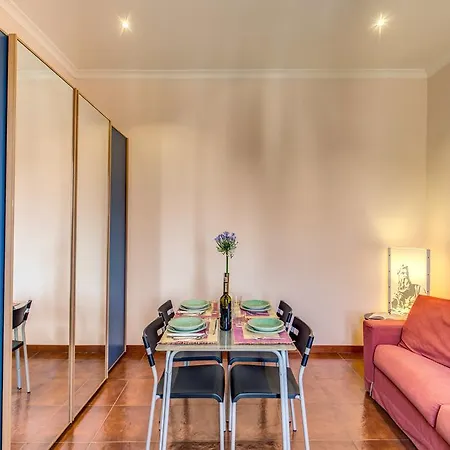 Апартаменты Laura's Flat